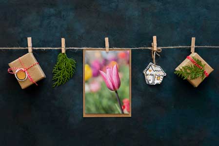 mock-up-of-hanging-image-with-arts-on-dark-background
