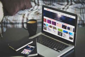 mock-up-of-laptop-and-mobile-phone-on-table