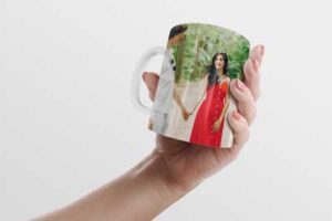 mug-hold-in-female-hand-mock-up