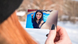 business-card-in-woman-hand-mock-up