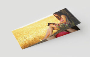 folded-horizontal-leaflet-mockup
