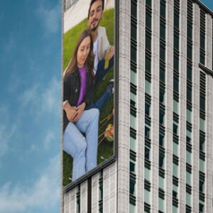 couple-billboard-city-building